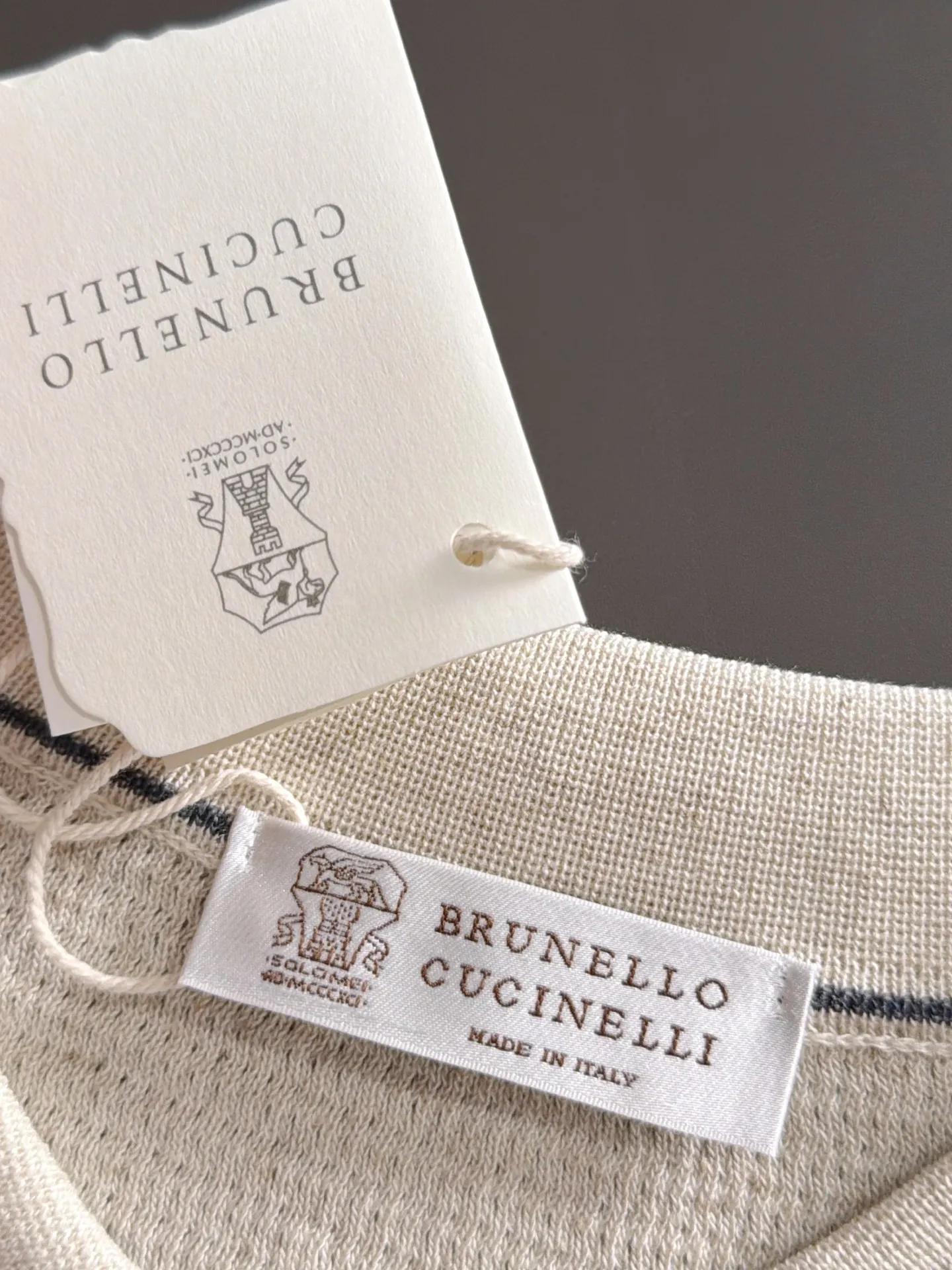 Next day shipment BC high quality-Brunello Cucineli 26ss New Arrival men's short-sleeved T-shirt. Like LP, it belongs to the same old-money style top brand. New Arrival is a top-notch brand. New Arrival Original men's casual short-sleeved. Made of combed cotton yarn knitted cotton-like fabric. Exclusive Premium custom-controlled raw materials. It feels substantial when weighed. The upper body is also more textured than ordinary T-shirts. Fashionable Versatile Hot Sale, skin-friendly and comfortable to wear, premium boutique, exquisite workmanship from Factory, great upper body, essential item for men, complete with three standards Sizes M-3XL